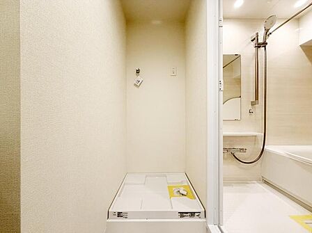 【洗面所】シンプルで清潔感のある洗面所で、毎日の生活が快適に。