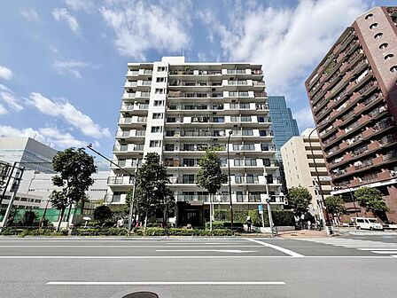 【外観】落ち着いた色合いで、周囲の街並みに馴染む外観です。