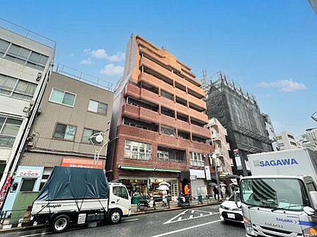 【外観】圧迫感がなく街並みに馴染む落ち着いた佇まい。