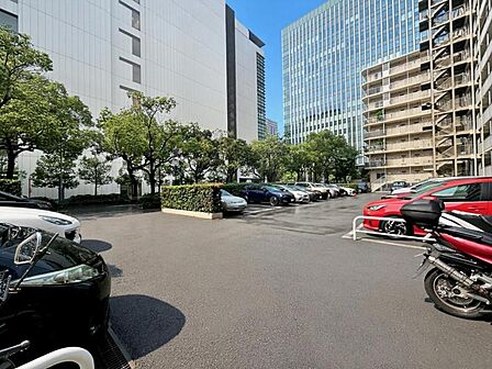 【駐車場】通勤やお出かけにも心強い敷地内スペース。