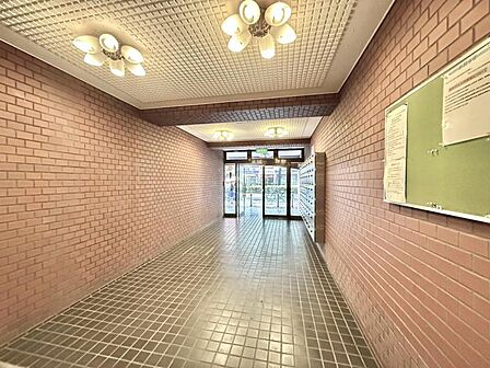【エントランス】訪れる人を穏やかに迎え入れる空間。