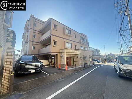 【外観】青空に映える重厚な佇まい。都心の喧騒を忘れさせる端正な外観。