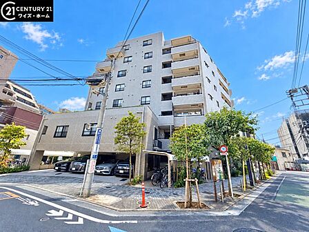 【外観】青空に映える重厚な佇まい。都心の喧騒を忘れさせる端正な外観。