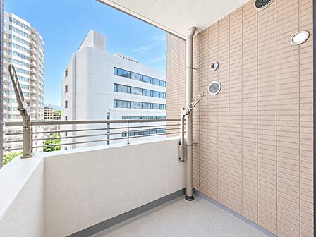【バルコニー】陽光をたっぷり浴びられ、リフレッシュの場としても活躍します。
