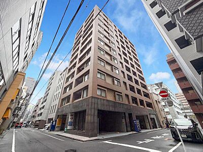 外観:【外観】 青空に映える重厚な佇まい。都心の喧騒を忘れさせる端正な外観。 外観:【外観】 青空に映える重厚な佇まい。都心の喧騒を忘れさせる端正な外観。