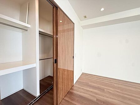 【収納】 各居室に収納完備で住空間に心地よい余白を、生活動線にゆとりをもたらしてくれる