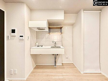 【DK:4.5帖】清潔感のある内装が優しく調和したダイニングとキッチンスペース。