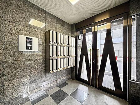【オートロック】オートロック完備の安心感。住まう人の安全を第一に考えた設計。