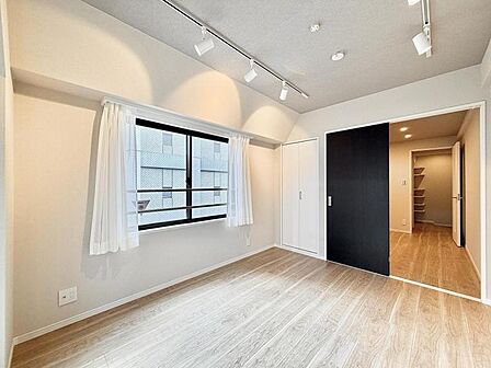 【洋室:6.0帖】心地よい朝陽が差し込む、快適なお部屋。