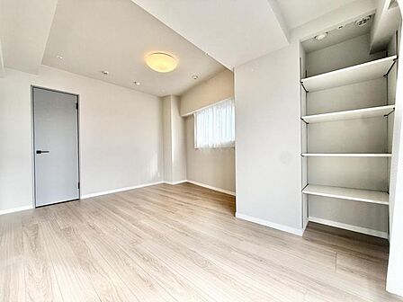 【洋室：9.4帖】ゆったりと寛ぎながら、心も体もリフレッシュできる一部屋。