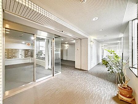 【エントランス】優雅さも感じられる重厚で高級感のあるエントランスです。