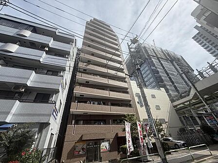 【外観】街並みに溶け込みながらも存在感を放つ外観。