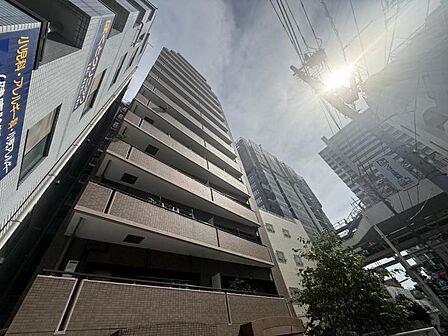 【外観】端正なフォルムが印象に残る建物デザイン。