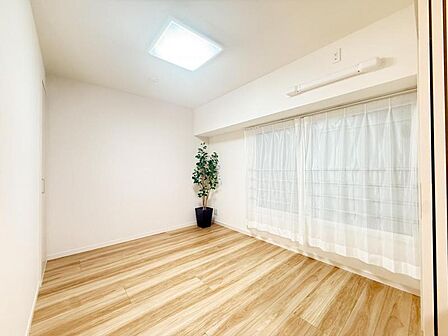【洋室:5.3帖】 リビングと隣り合う洋室。趣味の部屋にもお子様の部屋にも出来る汎用性があります。