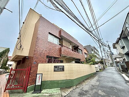 【外観】周囲の街並みに調和しながらも、確かな存在感を放ちます。