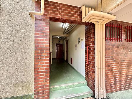 【エントランス】落ち着いた雰囲気が広がる空間です。