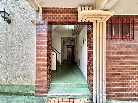 【エントランス】いつも通る場所だからこそしっかりと清潔に保たれていると嬉しいものです。