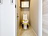 トイレ：【トイレ】　小さなお子さまも使うトイレだからこそ、掃除のしやすさは大切。床材や壁の素材にも配慮され、日々のメンテナンスがぐっとラクになります。