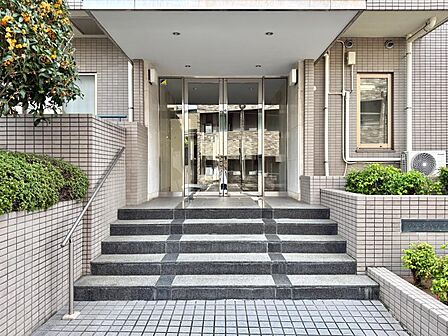 【エントランス】　いつも通る場所だからこそしっかりと清潔に保たれていると嬉しいものです