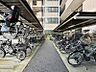 エントランス：【駐輪場】屋根付きの駐輪スペースがあり、雨の日も安心です。