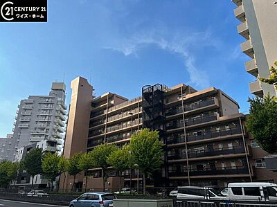 外観:【外観】青空に映える重厚な佇まい。都心の喧騒を忘れさせる端正な外観。 外観:【外観】青空に映える重厚な佇まい。都心の喧騒を忘れさせる端正な外観。
