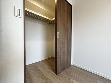【収納】大きなWIC完備。衣類や大きな家電などをマルチに収納できて住空間をより広げてくれます。