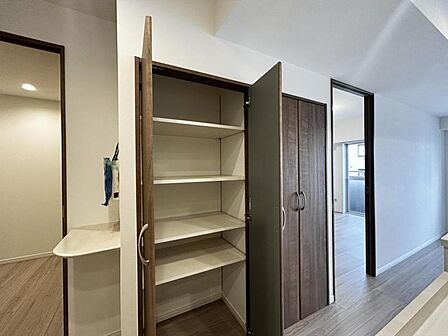 【収納】リビングにも便利な棚収納が備わり、住空間をより効率よく使えます。