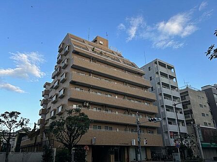 【外観】陽光をたっぷりと取り込む明るい住空間。圧迫感がなく街並みに馴染む落ち着いた佇まい。