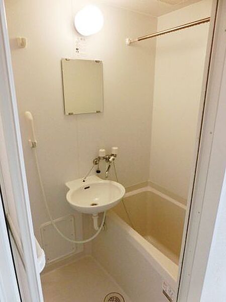 画像7:浴室乾燥付きのバスルーム