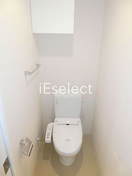 画像8:温水洗浄便座付きのトイレ
