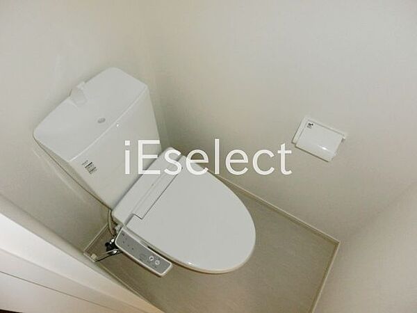 画像8:温水洗浄便座付きのトイレです