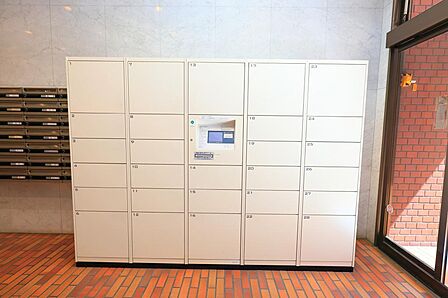宅配ボックスがありまうので、不在時でも荷物を受け取れます。