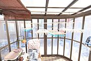 洗濯に便利なサンルームがあります