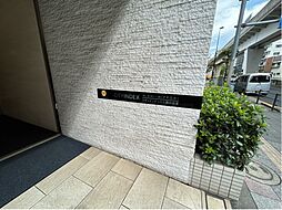 『シティインデックス西日暮里』の館銘板。エントランス周りも落ち着いたデザインでまとめられています。