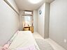 子供部屋：ベッドとデスクを配置できる洋室。お子様のお部屋はもちろん、書斎としての利用にもおすすめです。