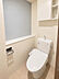 トイレ：洗浄機能や暖房機能を備えた、多機能なシャワートイレ。上部にはトイレットペーパーや掃除用具を収納できる吊戸棚があります。またサイドにはスマホを置いていただくのに便利なカウンターが付いています