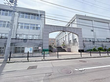 【周辺環境】『小樽市立稲穂小学校』まで約900m、徒歩約12分。お子さんが小さいうちも安心して見送れますね。