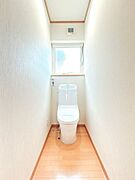 【リフォーム後写真】1階トイレです。新品のトイレに交換しました。トイレが交換されていると清潔で嬉しいですね。保温洗浄機能付きですので、冬場も温かいトイレで安心できそうですね。