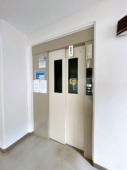 【共用部】エレベーターは各階に止まります。