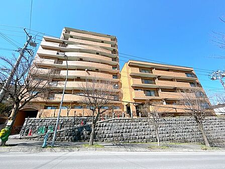 【現地外観】4階に所在しています。外観はタイル調の明るい雰囲気です。