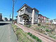 お庭側から見た外観です。日当たりが良く、明るい印象の外観です。駐車場拡張工事を行いますので、大きいお車も出し入れが簡単にできます。