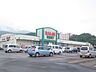 周辺：【周辺環境】ラルズマート桂岡店様までは約450ｍ(徒歩約6分)。日用品の揃うスーパーまで徒歩圏だとお車を持たない老後の生活にも安心ですね。