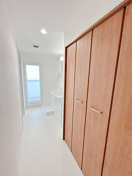 【居住前画像】洗面所です。現所有者様が居住される前の写真です。2024年にリフォーム工事済みです。