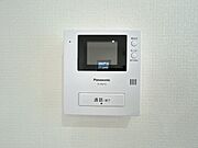 【リフォーム済　カラーモニターホン】新しくリビングにカラーモニター付きドアホンを設置。モニターで玄関にいらしたお客様を確認してから応対できます。留守中の来客も記録できるので防犯面でも安心ですね。