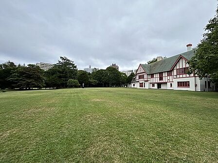 北海道知事公館まで400m（徒歩5分）です。歴史を感じる建物と敷地内には自然を感じる散歩コースがあります。