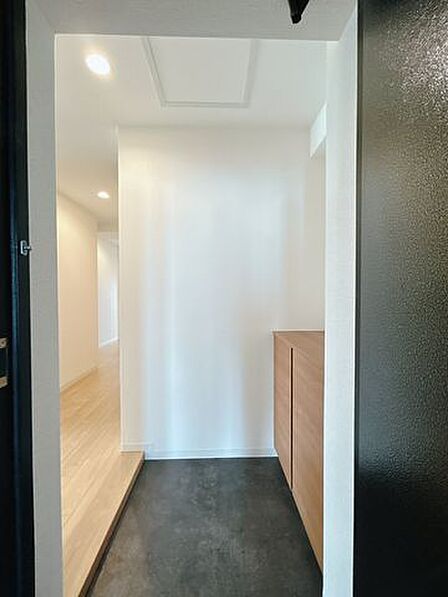 【リフォーム後】玄関はたたき部分クッションフロア張替え、シューズボックス交換、照明交換、クロス張替えを行いました。