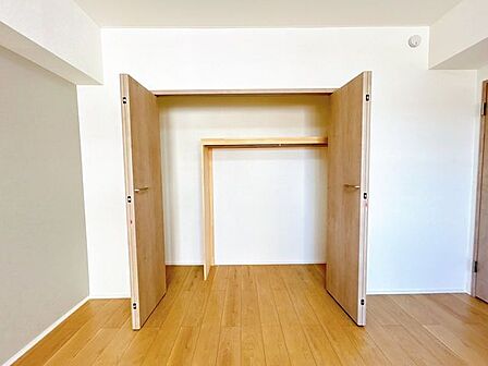 【リフォーム後】洋室約8.6帖の収納です。内部にはタナトポールを新設し、その他にもスペースがあるので衣類以外を収納するのにも重宝しますね。
