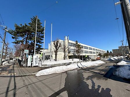 札幌市立西小学校まで450m徒歩6分。小学校が近いとお子様を通わえるのも安心ですね。
