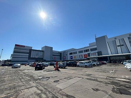 ショッピングセンター イオンモール札幌発寒店様まで200m徒歩3分。ショッピングモールが近いと便利ですね。