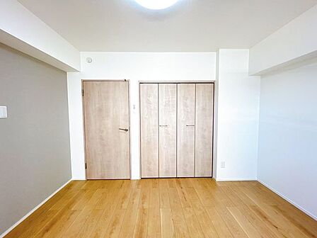 【リフォーム後】洋室約7帖です。床張り替えクロス張替え、建具交換、照明交換を行いました。各部屋に収納がついているのが便利ですね。